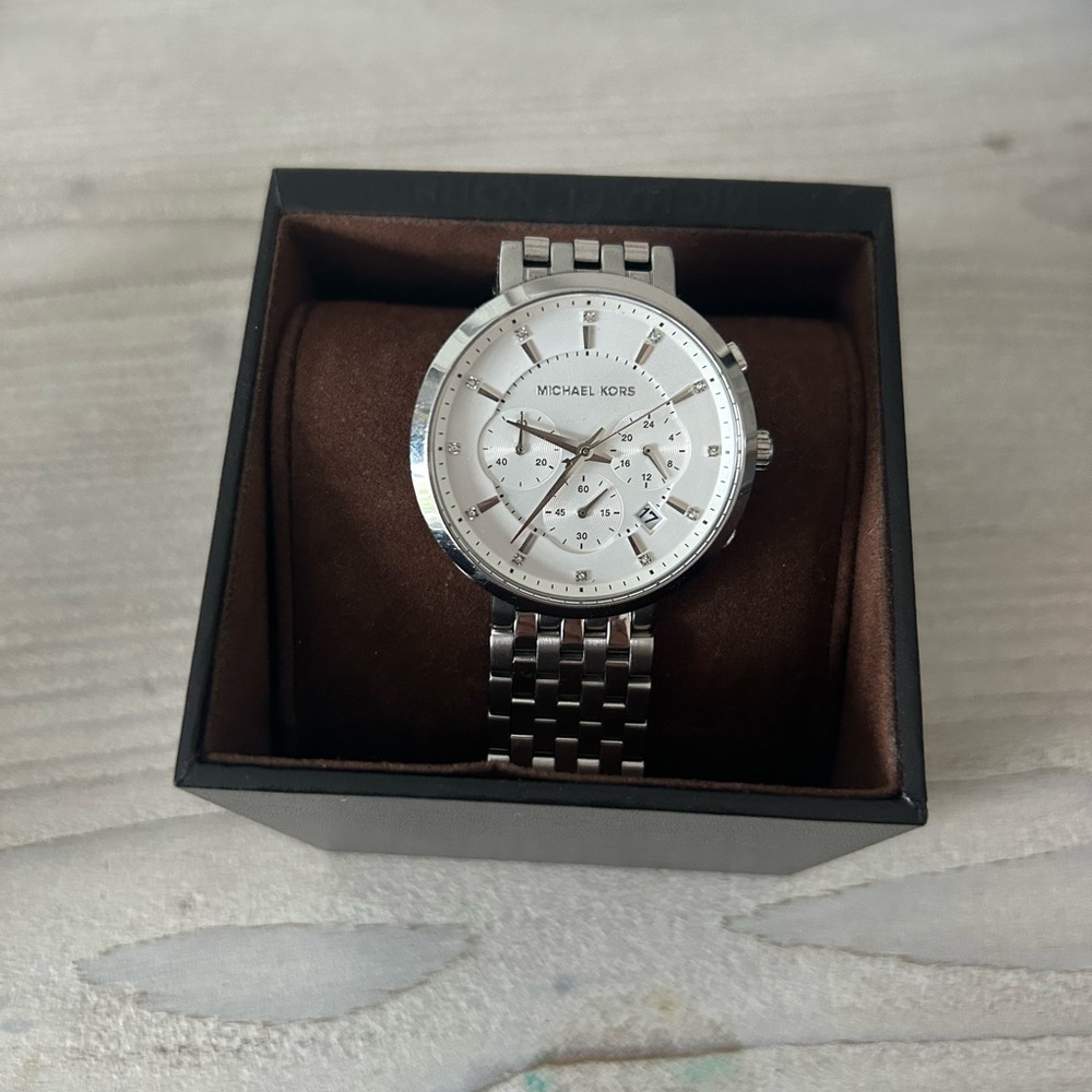 Michael Kors watch in basically new condition (never worn) but adjust to size